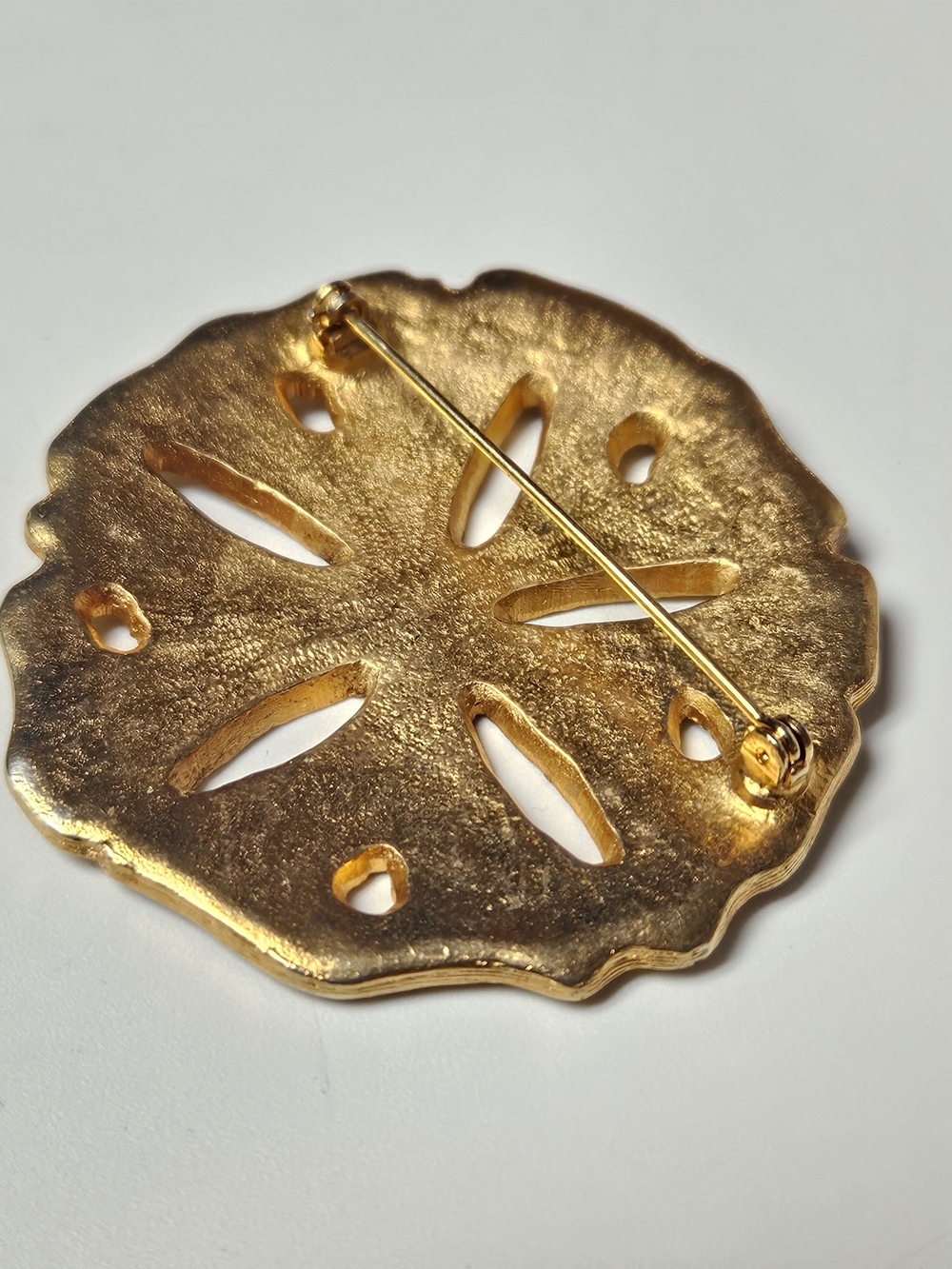 Large Gold Sand Dollar Brooch - Picture 6 of 7
